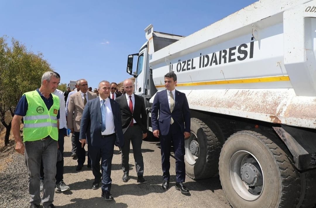 Valimiz Sn. Numan Hatipoğlu Yapımı Devam Eden Alacakaya-Çataklı Köy Yolu Asfalt Serim Çalışmasını Yerinde İnceledi