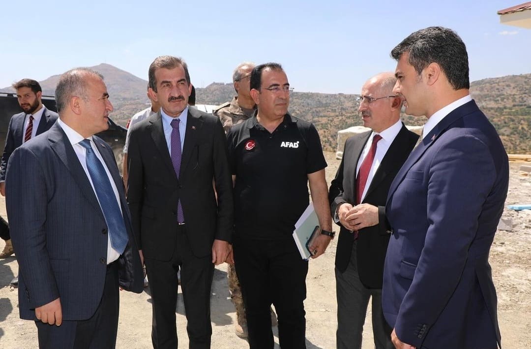 Valimiz Sn. Numan Hatipoğlu ve Kaymakamımız Hamza Selçuk İlçemizde Yapımı Devam Eden Afet Konutlarında İncelemede Bulundu